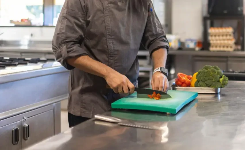 Готвач подготвя пресни продукти в кухнята на ресторант Azur